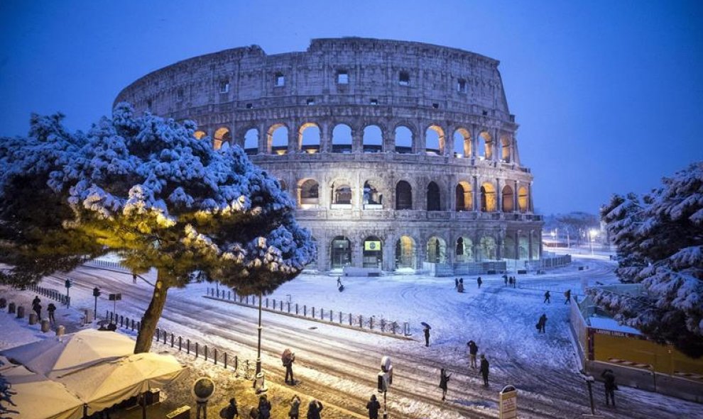 Vista del Coliseo de Roma durante la nevada de anoche. / EFE