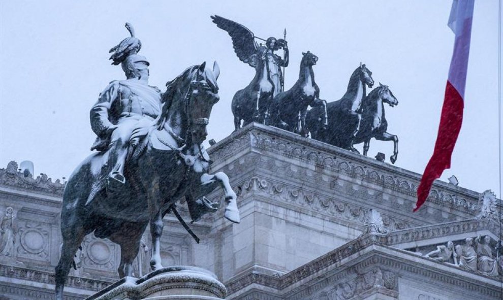 El monumento nacional a Víctor Manuel II en el Altere de la Patria luce más blanco que nunca. / EFE