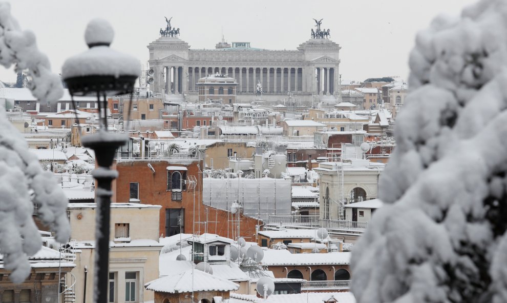 Los árboles y tejados cubiertos de nieve dejan una fría pero memorable imagen de la ciudad de Roma. / Reuters
