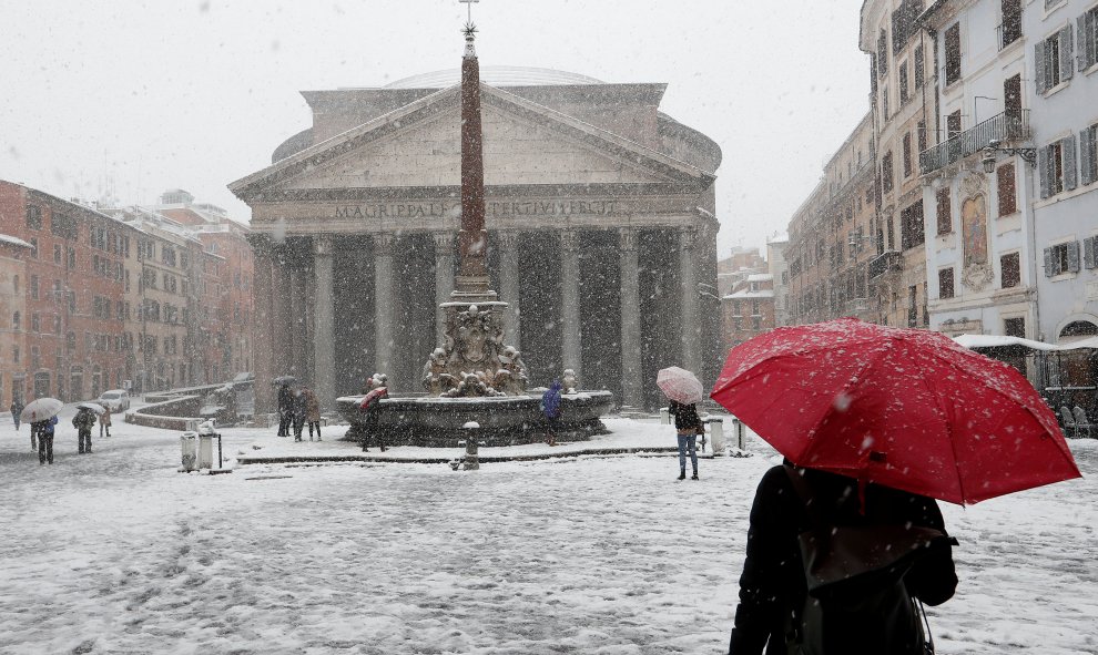 Una copiosa nevada cae sobre el Panteón de Roma. / Reuters