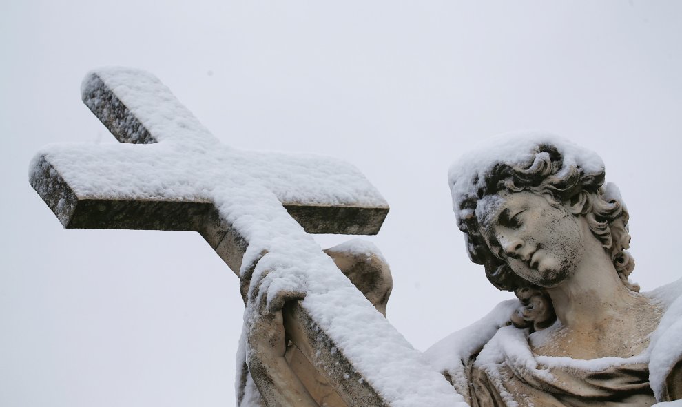 Las estatuas de la Ciudad Eterna se cubren de nieve durante la fuerte nevada que ha caído este lunes. / Reuters