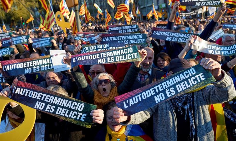 Pancartas de la manifestación convocada por ANC y Òmnium Cultural. EFE/Alejandro García
