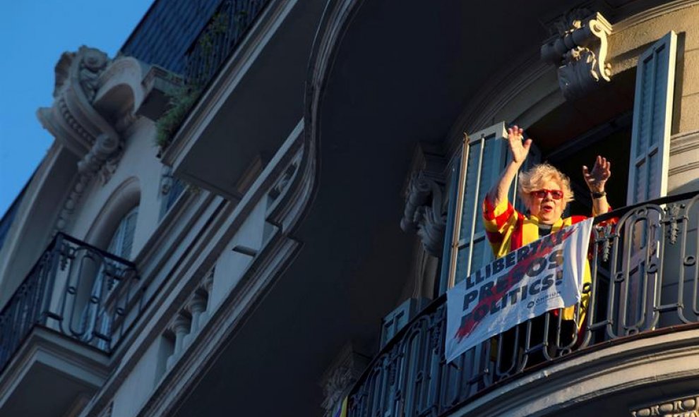 La actriz Nuria Feliu durante la manifestación convocada por ANC y Òmnium Cultural. EFE/ Enric Fontcuberta