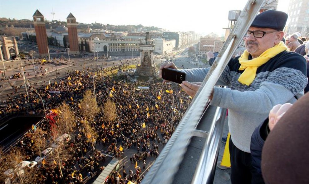 Vista aérea de la manifestación. EFE/ Enric Fontcuberta