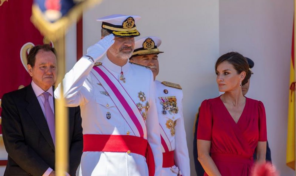 Los reyes presiden en Sevilla el desfile del Día de las Fuerzas Armadas. EFE/ Julio Muñoz