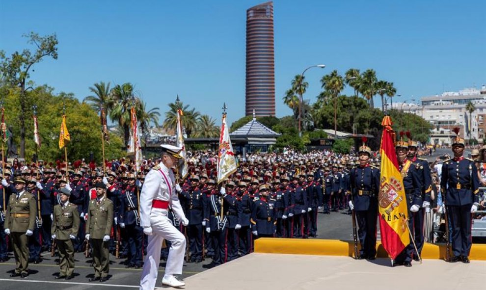 el Rey durante el homenaje a los españoles fallecidos en misiones en el exterior, cuyas familias han sido invitadas por primera vez a participar en la fiesta militar.EFE/Julio Muñoz