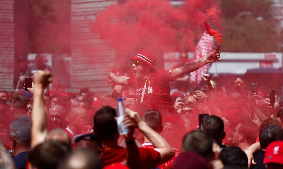 Los aficionados del Liverpool, en su fanzone. REUTERS/Juan Medina