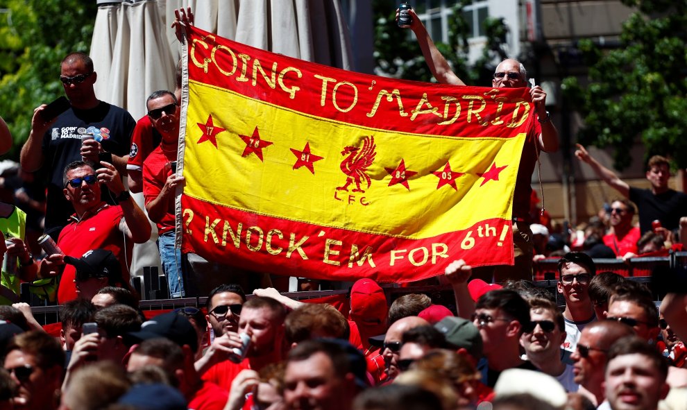 Los aficionados han venido equipados con banderas. REUTERS/Juan Medina