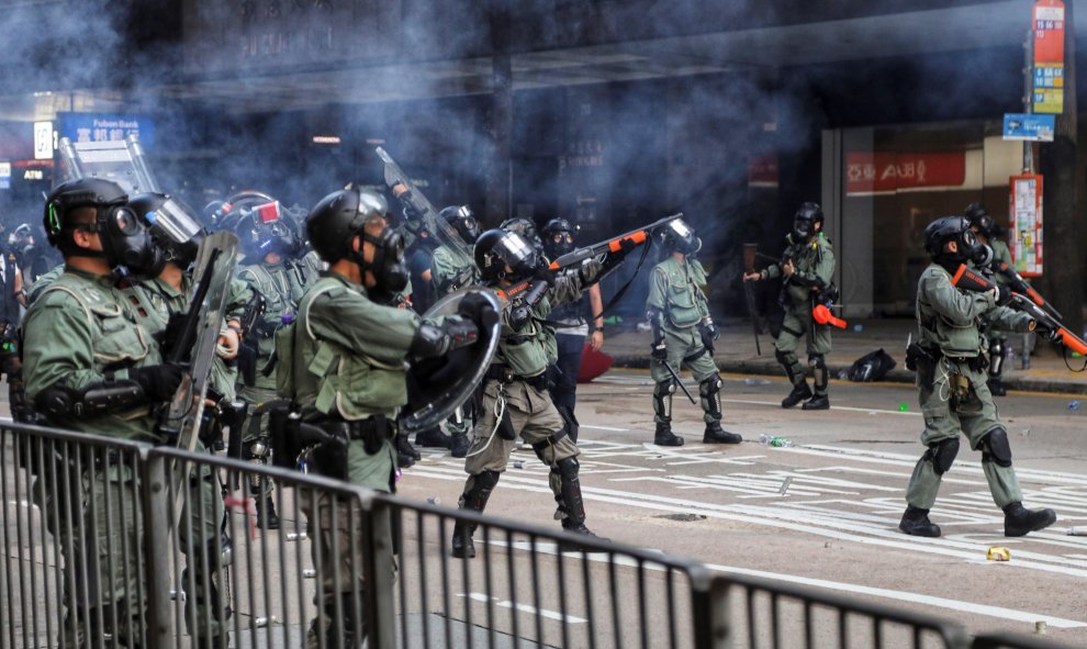 La policía antidisturbios dispara gases lacrimógenos contra los manifestantes anti-gobierno. EFE / EPA / VIVEK PRAKASH
