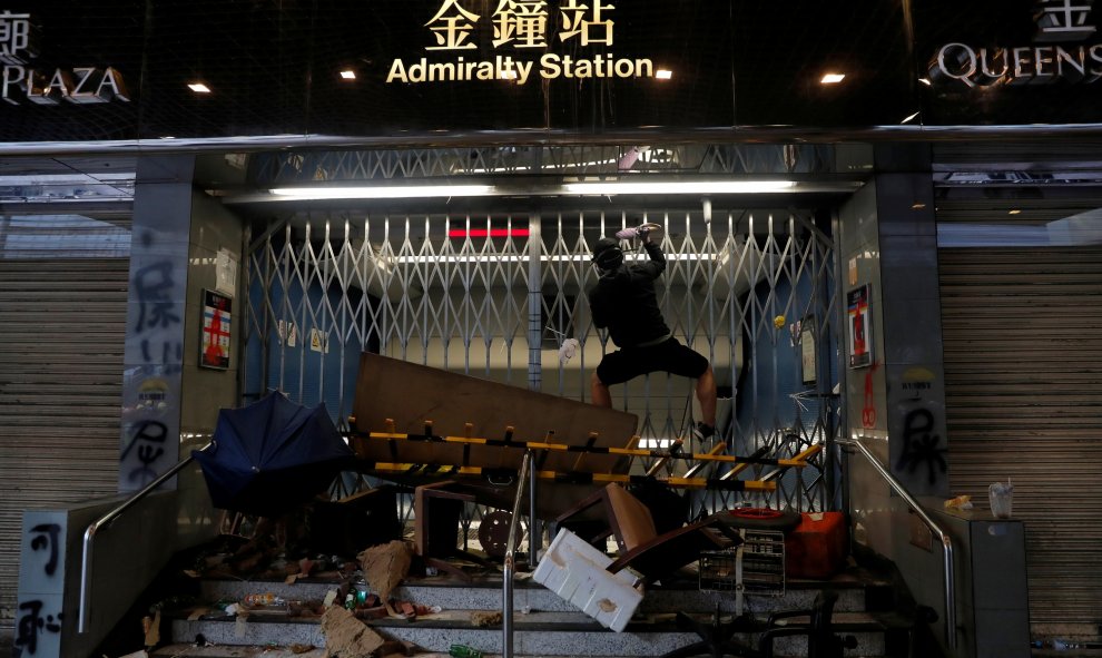 Un manifestante antigubernamental establece una barricada en la entrada de la estación del Almirantazgo, en el Día Nacional de China en Hong Kong, China, el 1 de octubre de 2019. REUTERS / Susana Vera