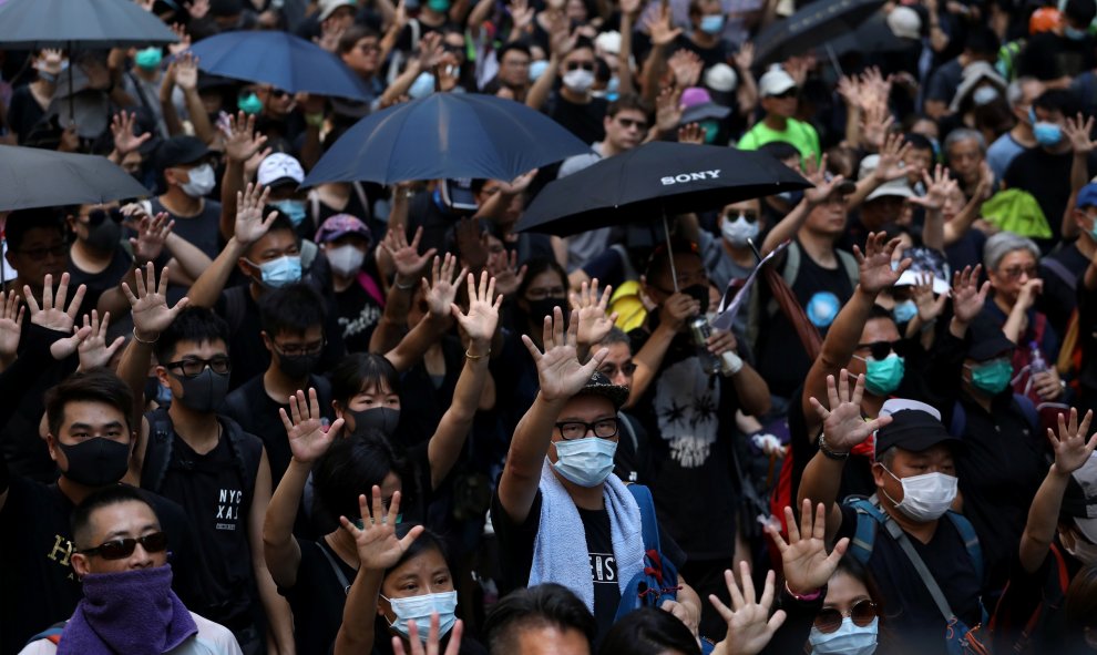 Los manifestantes antigubernamentales levantan la mano mientras marchan en el Día Nacional de China en Hong Kong, China, el 1 de octubre de 2019. REUTERS / Susana Vera