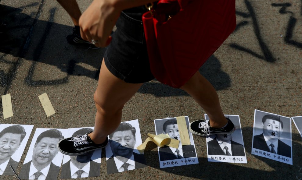 Un manifestante antigubernamental toma fotos del presidente chino Xi Jinping en el distrito de Sham Shui Po, en el Día Nacional de China en Hong Kong, China, el 1 de octubre de 2019. REUTERS / Athit Perawongmetha