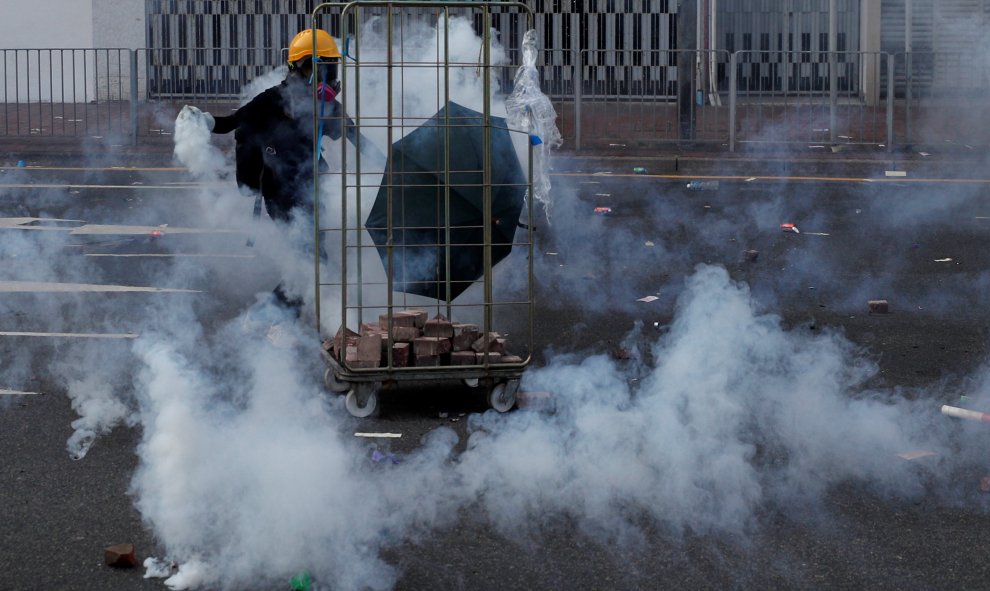 Un manifestante antigubernamental camina en una nube de gas lacrimógeno durante una protesta en el distrito de Sha Tin, en el Día Nacional de China en Hong Kong, China, el 1 de octubre de 2019. REUTERS / Jorge Silva