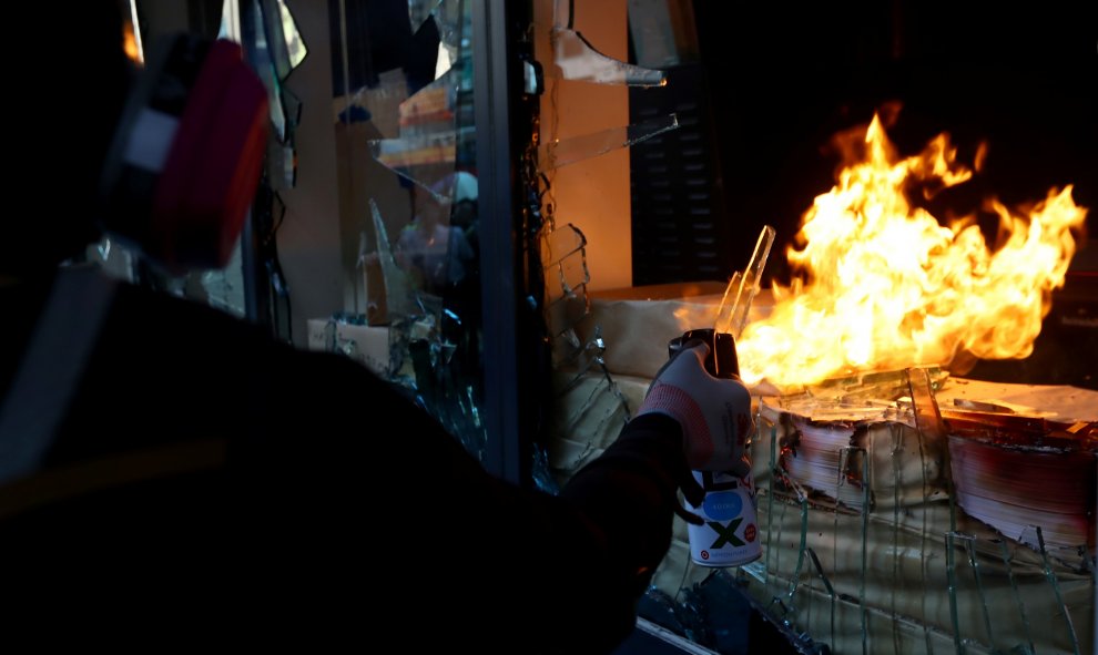 Un manifestante antigubernamental incendia las oficinas gubernamentales de Cheung Sha Wan durante una protesta en el distrito de Sham Shui Po, en el Día Nacional de China en Hong Kong, China, el 1 de octubre de 2019. REUTERS / Athit Perawongmetha
