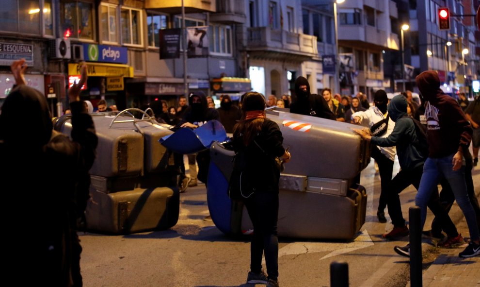 Independentistas tumban contenedores  durante la jornada de protestas del segundo aniversario del 1-O, en Girona. REUTERS/Albert Gea