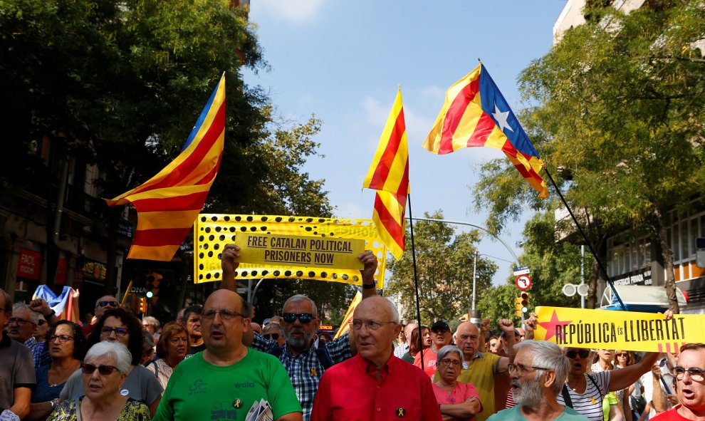 Manifestantes sostienen una pancarta en la que se lee "Libertad para los presos políticos, ya" durante la jornada de protestas del 1-O en Barcelona. REUTERS/Enrique Calvo
