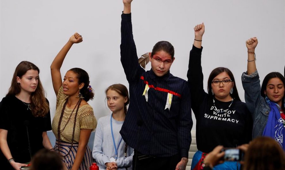 - La sueca Greta Thunberg (3i) junto a varios jóvenes activistas con los que ha participado en una rueda de prensa, en el marco de la XXV Cumbre de la Convención de Cambio Climático de Naciones Unidas (COP25) que se celebra en Madrid bajo el lema "Tiempo