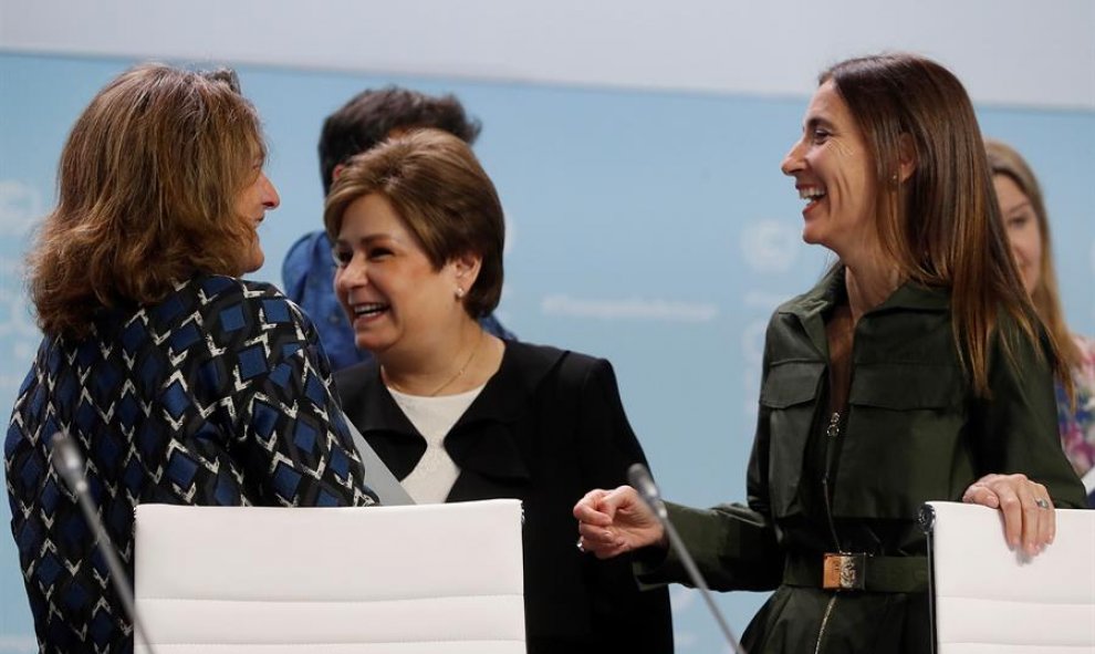 La ministra española de Transición Ecológica en funciones, Teresa Ribera (i) conversa con la secretaria ejecutiva de Naciones Unidas sobre Cambio Climático, la mexicana Patricia Espinosa (c) y la presidenta de la Cumbre del Clima (COP25), la chilena Carol