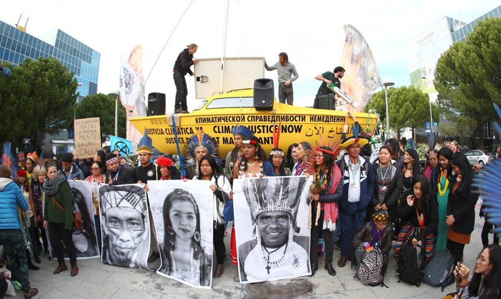 Vista de la manifestación organizada por el movimiento social mundial Extinction Rebellion en solidaridad con los indígenas del Amazonas en las inmediaciones de Ifema donde se celebra la XXV Cumbre de la Convención de Cambio Climático de Naciones Unidas (