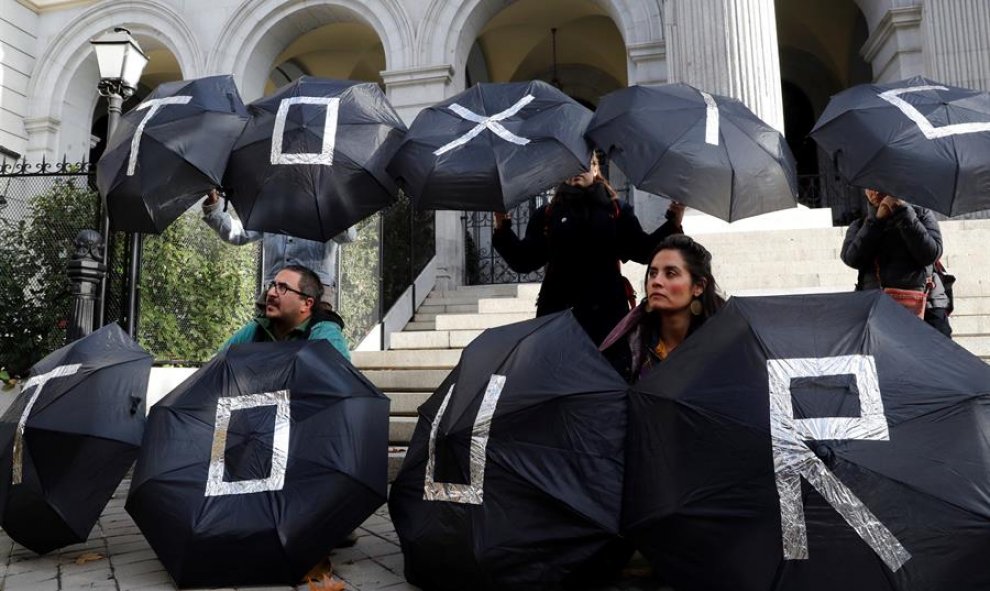 Miembros de varias organizaciones ecologistas protagonizan ante el edificio de la Bolsa de Madrid una protesta denominada "Toxic Tour" para denunciar a las multinacionales españolas que con su actividad "profundizan la crisis climática". EFE/Ballesteros