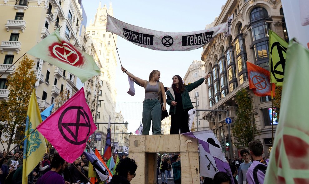 Protesta de Extinction Rebelion en la Gran Vía de Madrid, este sábado. REUTERS/Juan Medina