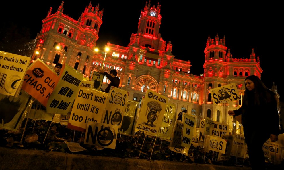 Pancartas antes el Palacio de Cibeles, sede del Ayuntamiento de Madrid. REUTERS/Rafael Marchante