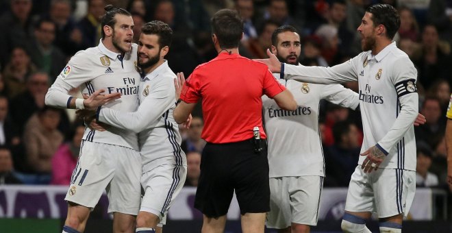 Nacho sujeta a Bale tras ser expulsado. - REUTERS
