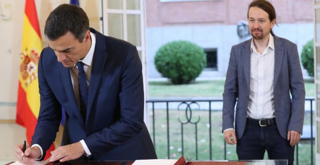 El presidente del Gobierno, Pedro Sánchez, y el secretario general de Podemos, Pablo Iglesias, firman en el Palacio de la Moncloa del acuerdo sobre el proyecto de ley de presupuestos para 2019. EFE/ Zipi