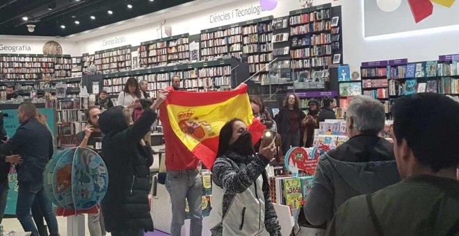 Un grup espanyolista interromp l'acte de presentació de "Nudo España", el llibre escrit per Pablo Iglesias i Enric Juliana. Cèlia Muns