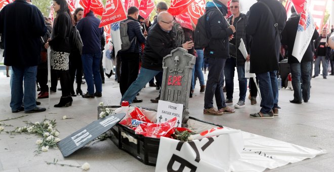 Unos 200 sindicalistas protestan contra el ERE en la junta de CaixaBank. EFE/ Kai Försterling