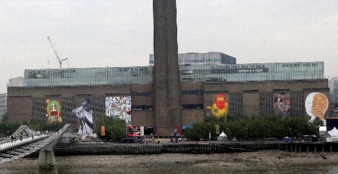 El museo de arte contemporáneo Tate Modern descubre dos trabajos artísticos de grandes dimensiones en su fachada en Londres, Reino Unido, hoy viernes 23 de mayo. Seis artistas callejeros reconocidos internacionalmente han creado varias piezas de gran tama