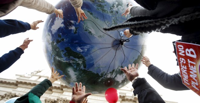 Manifestantes tiran un globo enorme con forma de mundo en la protesta de Roma, Italia, por el cambio climático. REUTERS/Alessandro Bianchi