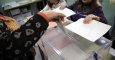 Una mujer introduce sus votos en las urnas durante el 20-D. EFE/Mariscal