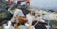 Bolsas de plástico y otra basura en una playa en la Bahí ade Manila. JAY DIRECTO / AFP