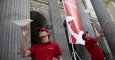 Los trabajadores de Telepizza lanzan la masa al aire en una demostración en la Bolsa de Madrid el primer día de cotización de la empresa.. REUTERS/Andrea Comas