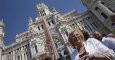 La alcaldesa de Madrid, Manuela Carmena participa en el despliegue de la bandera arcoíris en la fachada del Ayuntamiento con motivo del comienzo de la semana del orgullo gay. EFE/Javier Lizón