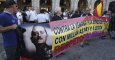 Manifestantes protestan en la Plaza Mayor de Madrid por la retirada de la calle a Millán-Astray. EFE