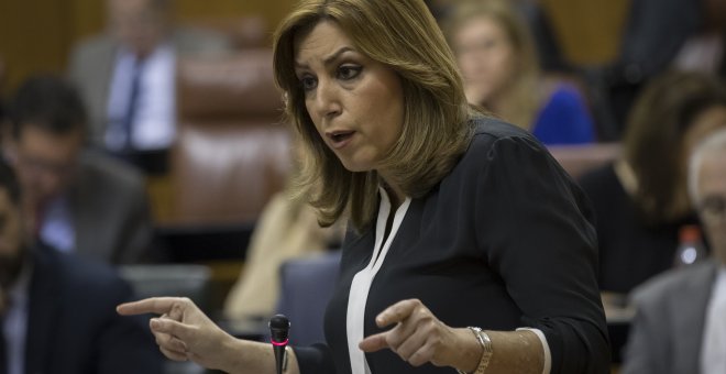 La presidenta andaluza, Susana Díaz, muestra un documento en una de sus intervenciones en la sesión de control al Ejecutivo en el Parlamento de Andalucía en Sevilla. EFE/Julio Muñoz