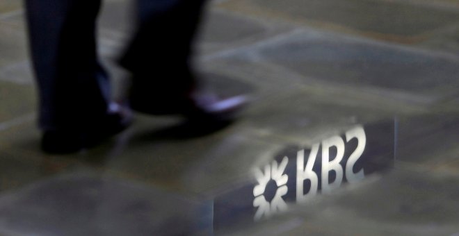 El logo del Royal Bank of Scotland (RBS) reflejado en un charcho en Londres. REUTERS/Stefan Wermuth