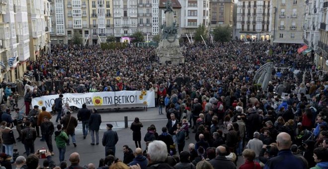 Cientos de ciudadanos y representantes de partidos, sindicatos y diversos colectivos sociales durante la manifestación en Vitoria para exigir el cierre definitivo de la central nuclear Garoña.- EFE/ADRIÁN RUIZ DE HIERRO