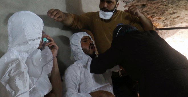 Un hombre respira con una máscara después del supuesto ataque con gas en el norte de Siria. /REUTERS