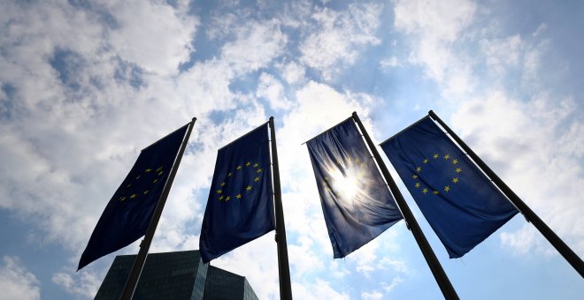 Banderas de la Unión Europea delante de la sede del BCE en Fráncfort. REUTERS/Kai Pfaffenbach