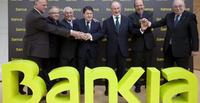 Rodrigo Rato y José Luis Olivas con los responsables de las otras cajas de ahorros que formaron Bankia, en la salida a bolsa de la entidad. EFE