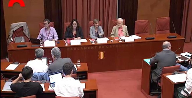 Carlos Enrique Bayo y Patricia López (sentados a la izquierda), durante su intervención en la Comisión de Investigación sobre la Operación Catalunya. /PÚBLICO