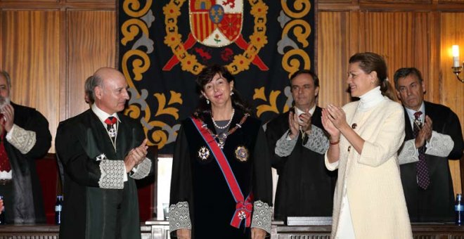 La magistrada Concepción Espejel es aplaudida por Cospedal durante la entrega de un premio en 2014.