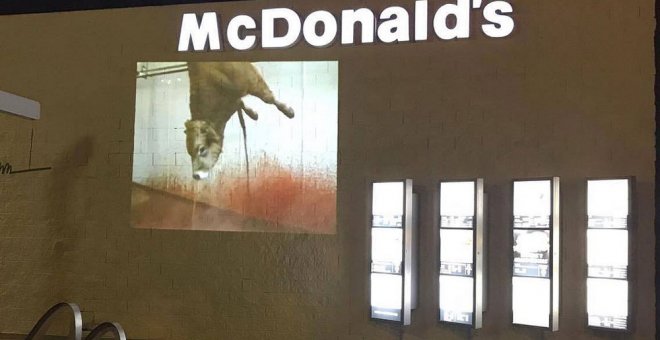 La fachada del McDonald's de Majadahonda en la que se proyectaron imágenes de un matadero. IA