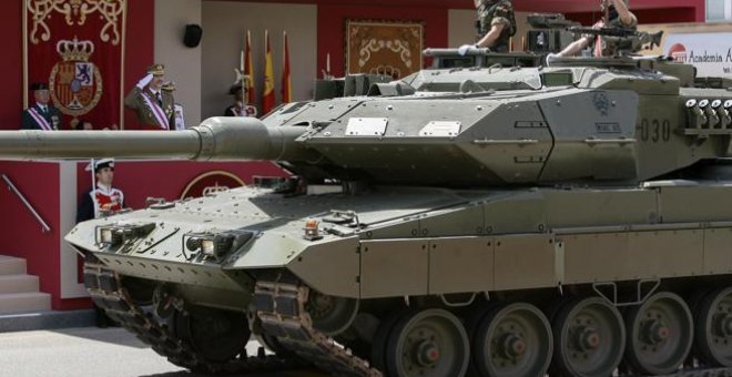 Un carro de combate Leopard durante el desfile de las Fuerzas Armadas, uno de los Programas Especiales de Armamento de mayor coste que se han financiado con créditos extraordinarios. Pepe Zamora (EFE)