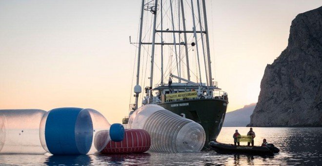 Acción de Greenpeace contra el vertido de plásticos al mar.