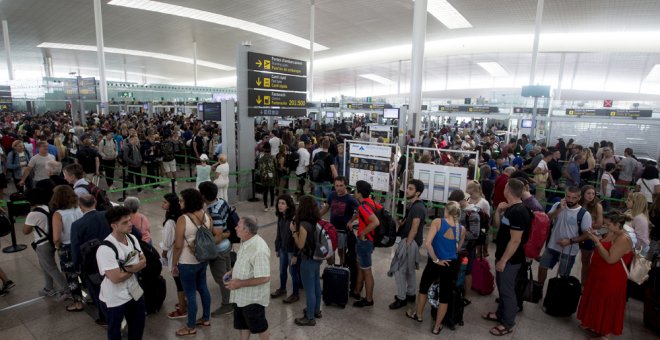 Nuevas aglomerarios de pasajeros en el Aeropuerto de Barcelona-El Prat, a la espera de que mañana la asamblea de trabajadores de Eulen vote una propuesta de la Generalitat. EFE/Quique García