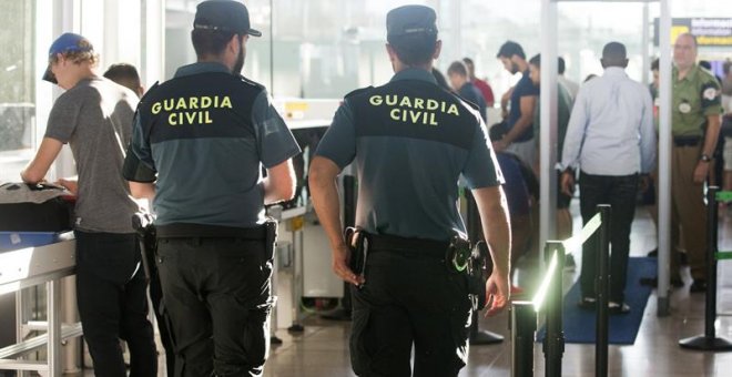 La Guardia Civil custodia los accesos a las puertas de embarque en el aeropuerto de Barcelona, ante el inicio de la huelga de los vigilantes jurados. Los agentes no reciben contraprestación alguna y se sienten utilizados en un conflicto laboral. EFE/Quiqu